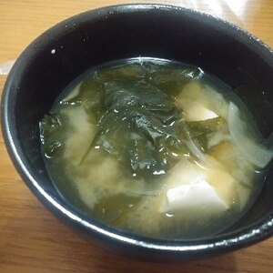 白だしを使って簡単に☆玉葱とワカメと豆腐のお吸い物